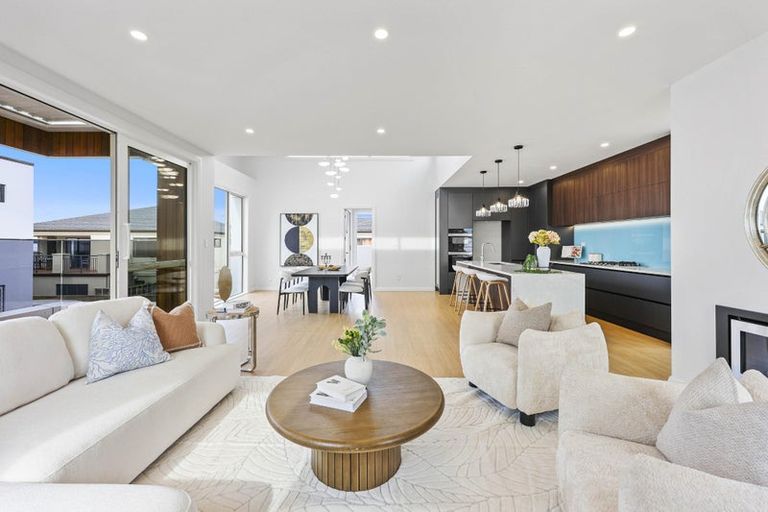 Photo of property in 40a The Esplanade, Eastern Beach, Auckland, 2012