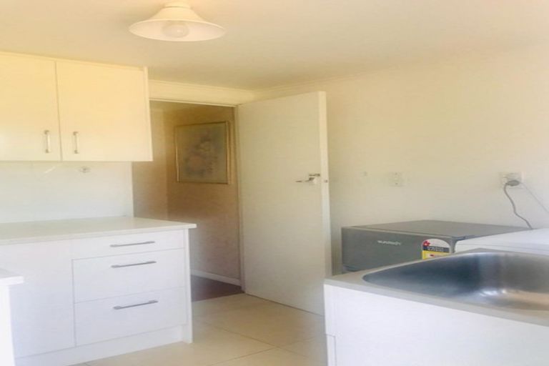 Photo of property in 2/479 Glenfield Road, Glenfield, Auckland, 0629