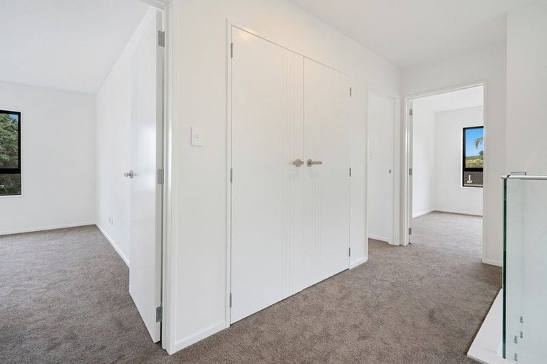 Photo of property in 43d Fitzherbert Avenue, West Harbour, Auckland, 0618