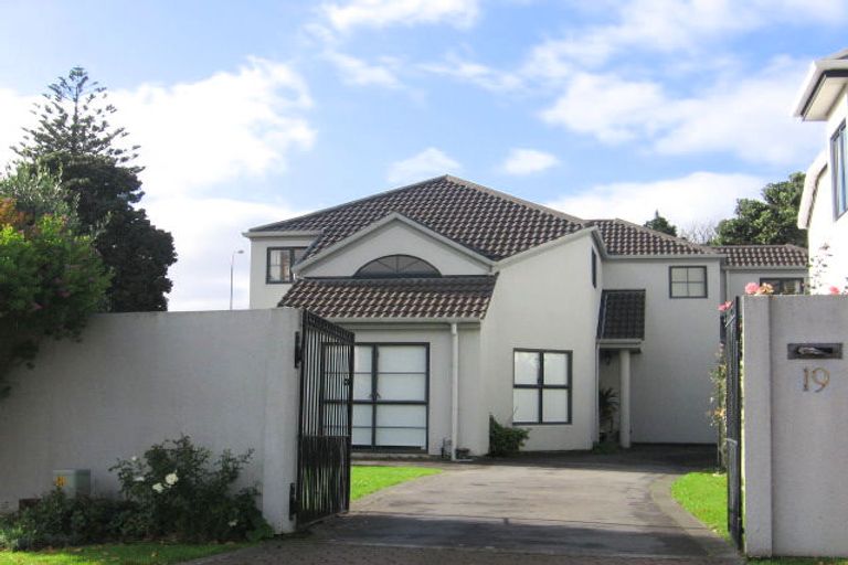 Photo of property in 2/19 Huia Place, Hutt Central, Lower Hutt, 5010
