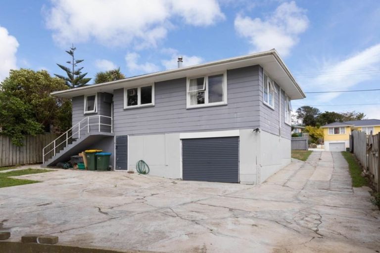 Photo of property in 124 Driver Crescent, Cannons Creek, Porirua, 5024