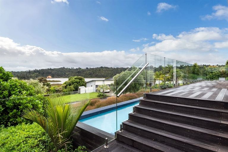 Photo of property in 16 Schopolo Place, Schnapper Rock, Auckland, 0632
