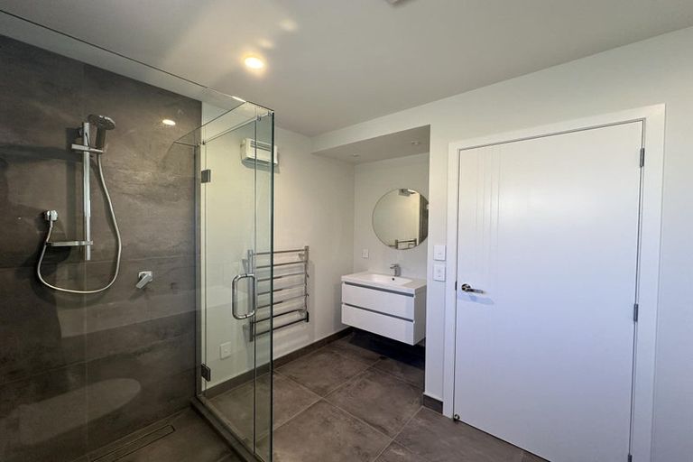 Photo of property in 2/7 Grays Road, Plimmerton, Porirua, 5026