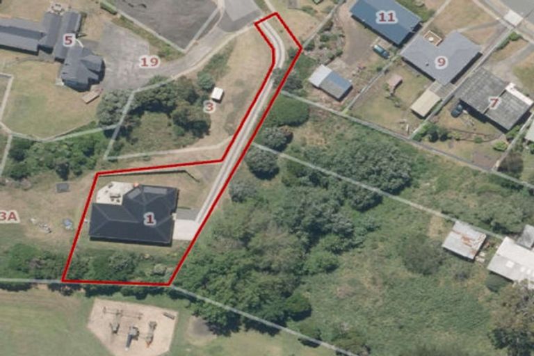 Photo of property in 1 Attrill Place, Tawhero, Whanganui, 4501
