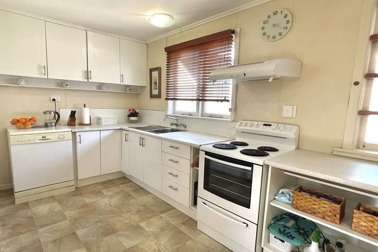 Photo of property in 35 Queen Road, Bellevue, Tauranga, 3110
