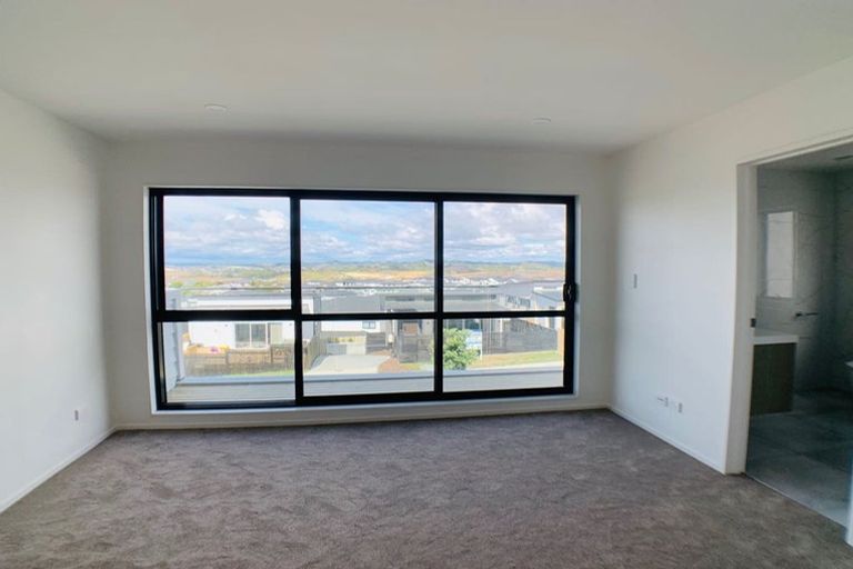 Photo of property in 38 Ascension Crescent, Orewa, 0931