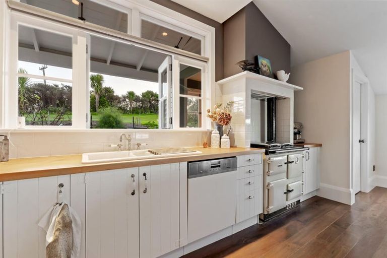 Photo of property in 203 Cape Rodney Road, Leigh, 0985