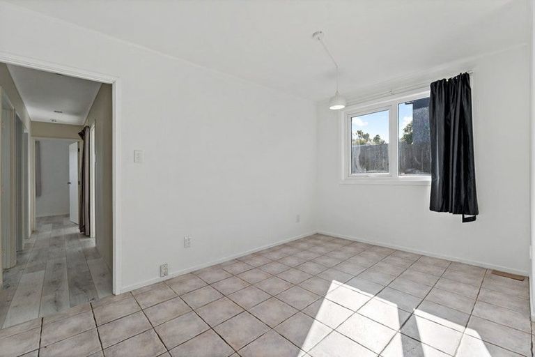 Photo of property in 1/14 Chislehurst Street, Henderson, Auckland, 0612