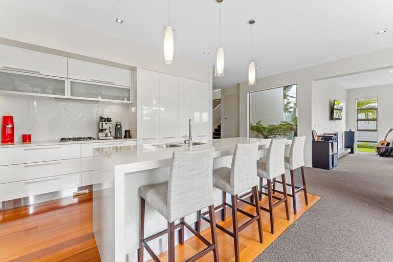 Photo of property in 2a Mirwill Road, Rothesay Bay, Auckland, 0630