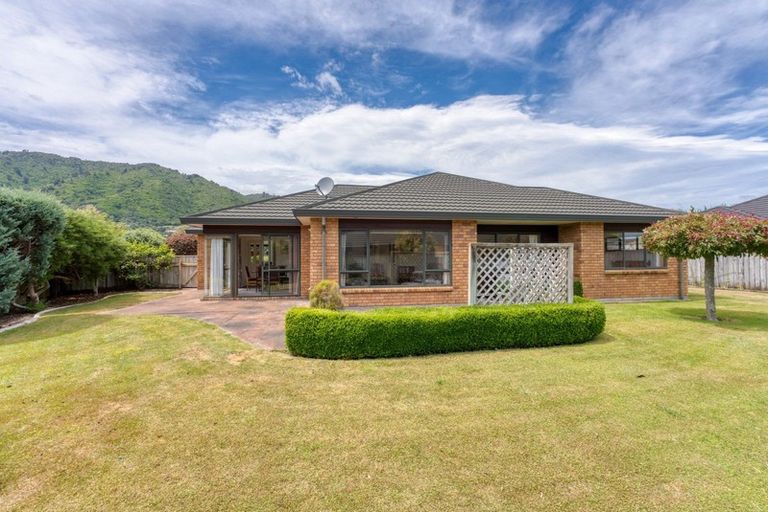 Photo of property in 30 Cranbrook Grove, Waikanae, 5036