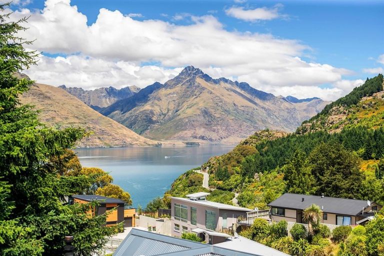 Photo of property in 18b Mackinnon Terrace, Sunshine Bay, Queenstown, 9300