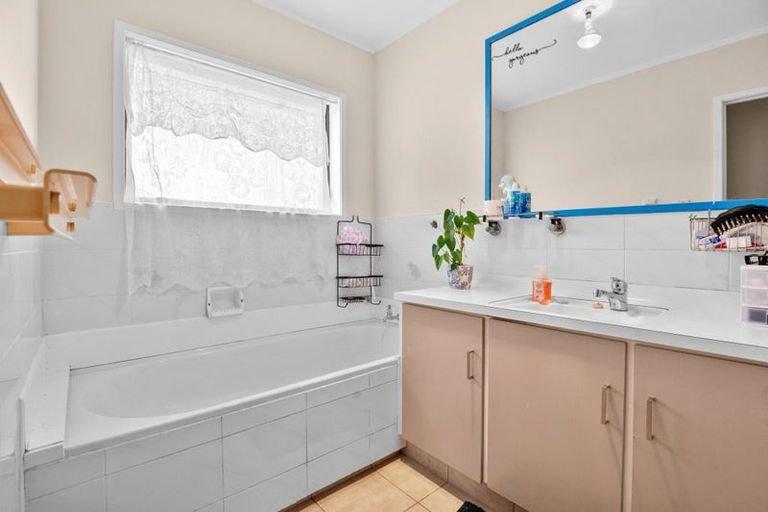 Photo of property in 2/99 Prince Regent Drive, Half Moon Bay, Auckland, 2012