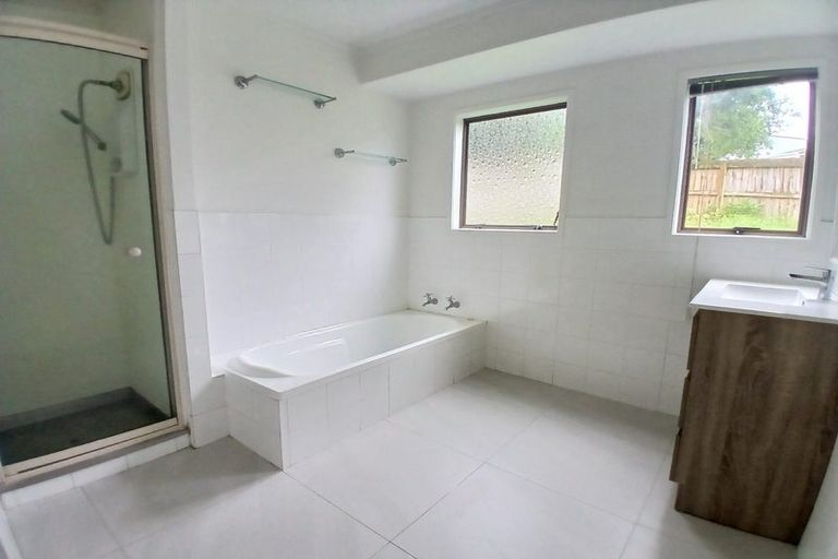 Photo of property in 14 Palmetto Place, Goodwood Heights, Auckland, 2105