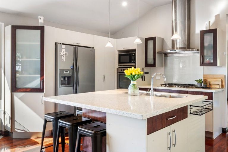 Photo of property in 8 Kerry Dell, Cockle Bay, Auckland, 2014