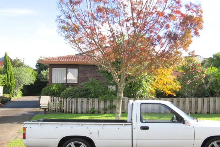 Photo of property in 2/13 Parramatta Place, Botany Downs, Auckland, 2010