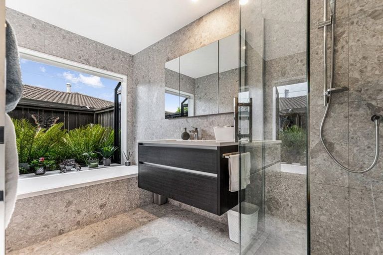 Photo of property in 25 Suncrest Drive, West Harbour, Auckland, 0618