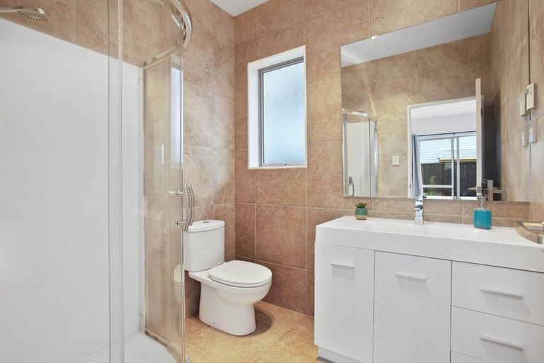 Photo of property in 108 Simpson Road, Henderson Valley, Auckland, 0614