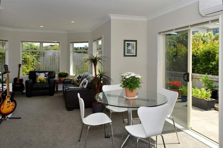 Photo of property in 32 Rising Parade, Fairview Heights, Auckland, 0632