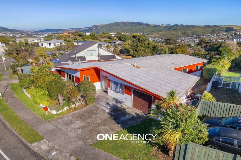 Photo of property in 85 Gloaming Hill, Titahi Bay, Porirua, 5022