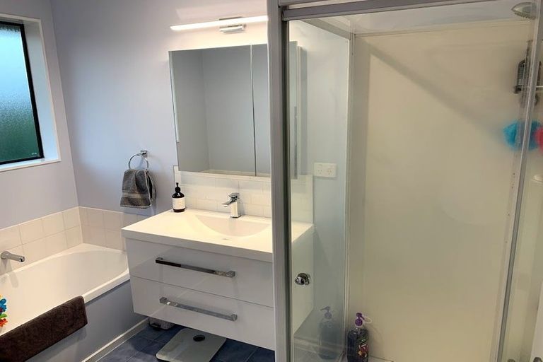 Photo of property in 24 Piper Place, Goodwood Heights, Auckland, 2105