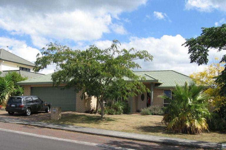 Photo of property in 28 Vermeer Place, West Harbour, Auckland, 0618