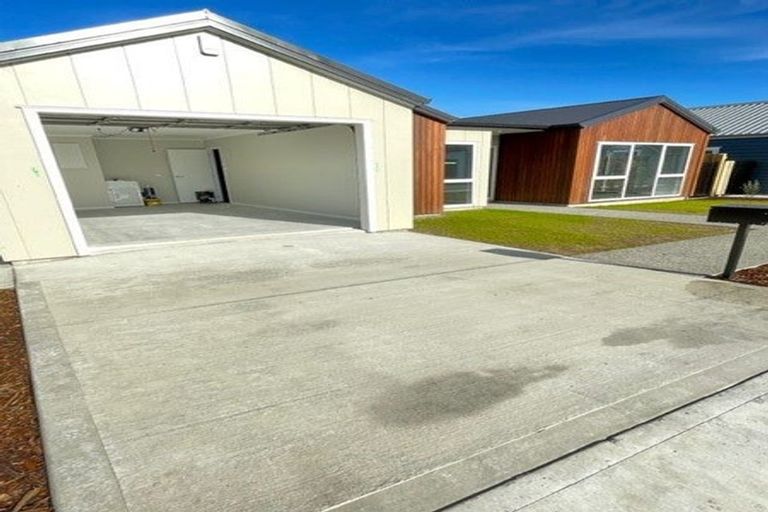 Photo of property in 24 Koru Loop, Paraparaumu, 5032