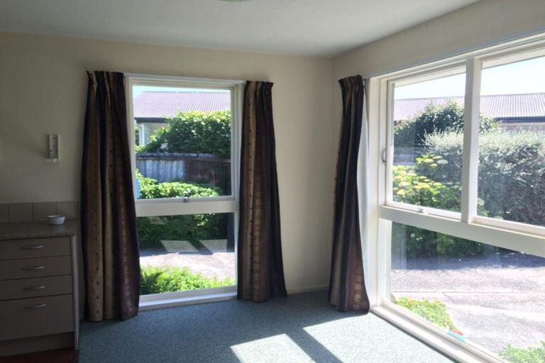 Photo of property in 1/2 Parkview Place, Avonhead, Christchurch, 8042