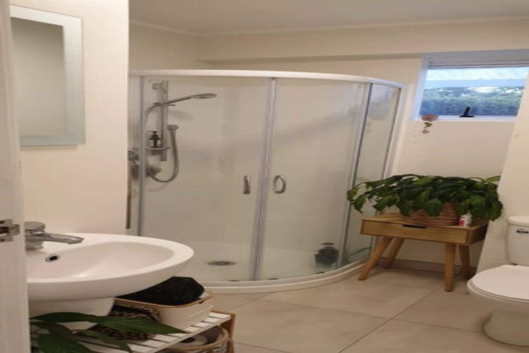 Photo of property in 3/2 Scarboro Terrace, Murrays Bay, Auckland, 0630