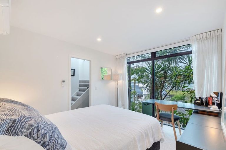 Photo of property in 1/3 Beach Road, Northcote Point, Auckland, 0627