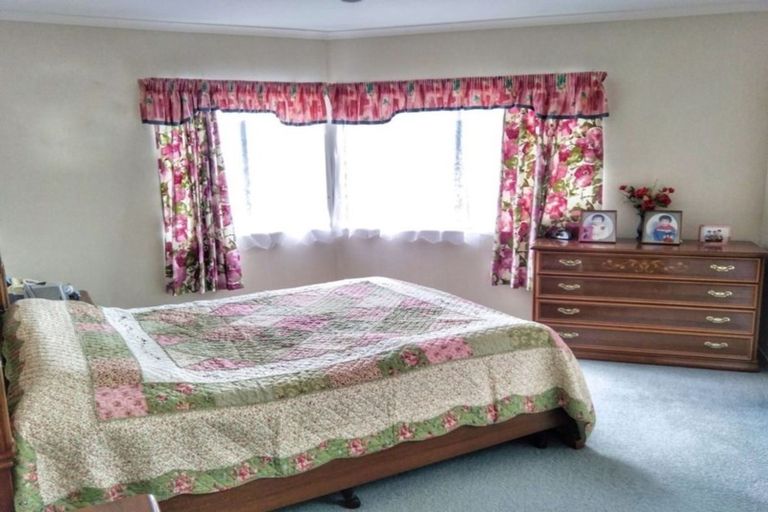 Photo of property in 33a Oakwood Grove, Eastern Beach, Auckland, 2012