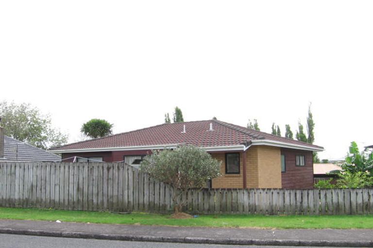 Photo of property in 8 Paton Avenue, Te Atatu South, Auckland, 0610