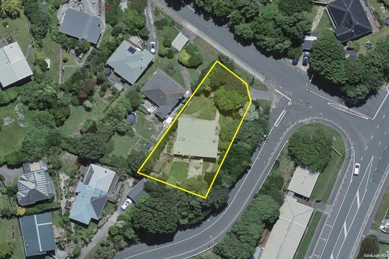 Photo of property in 1 Victory Crescent, Tawa, Wellington, 5028