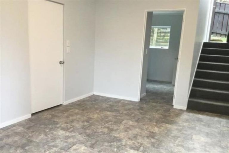 Photo of property in 10 Fairview Place, Westown, New Plymouth, 4310