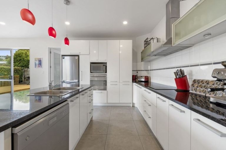 Photo of property in 2/23 Sunset Road, Totara Vale, Auckland, 0632