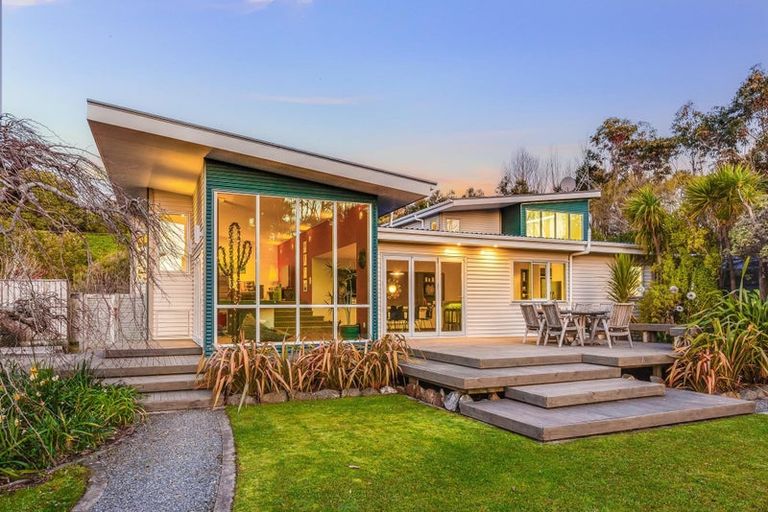 Photo of property in 21 Paekakariki Hill Road, Pauatahanui, Porirua, 5381