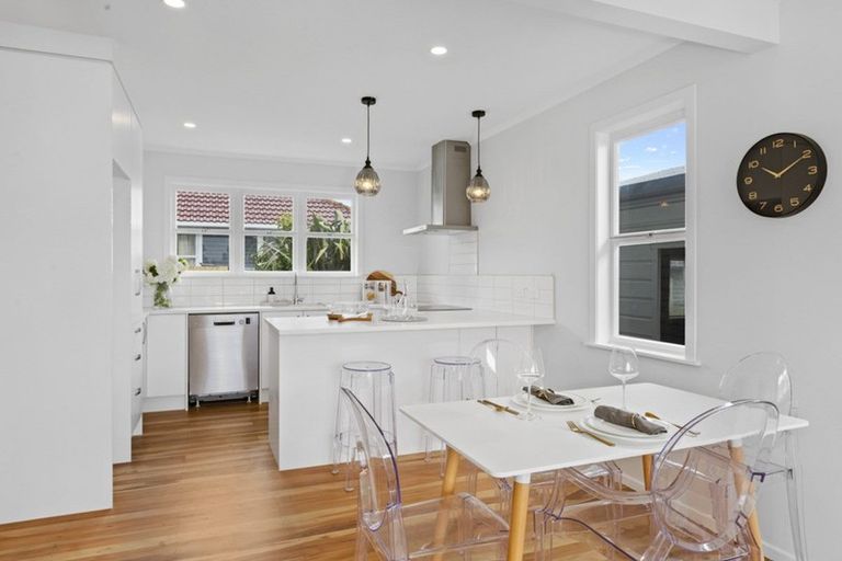 Photo of property in 1/3 Daphne Street, Kelston, Auckland, 0602