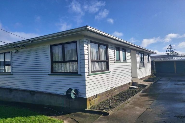 Photo of property in 72 Sylvan Crescent, Te Atatu South, Auckland, 0610