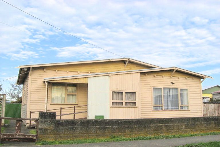 Photo of property in 2 Gunn Street, Gonville, Whanganui, 4501