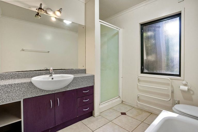 Photo of property in 4 Twin Wharf Road, Herald Island, Auckland, 0618