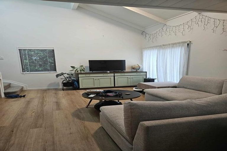 Photo of property in 2/99 Konini Road, Titirangi, Auckland, 0604