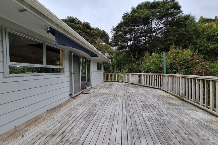 Photo of property in 66 Rauhuia Crescent, Parau, Auckland, 0604