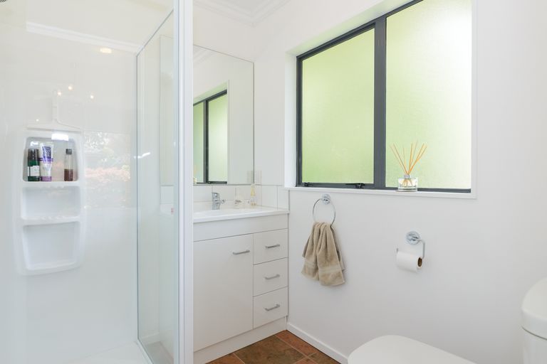 Photo of property in 24 Greenwood Place, Fitzherbert, Palmerston North, 4410