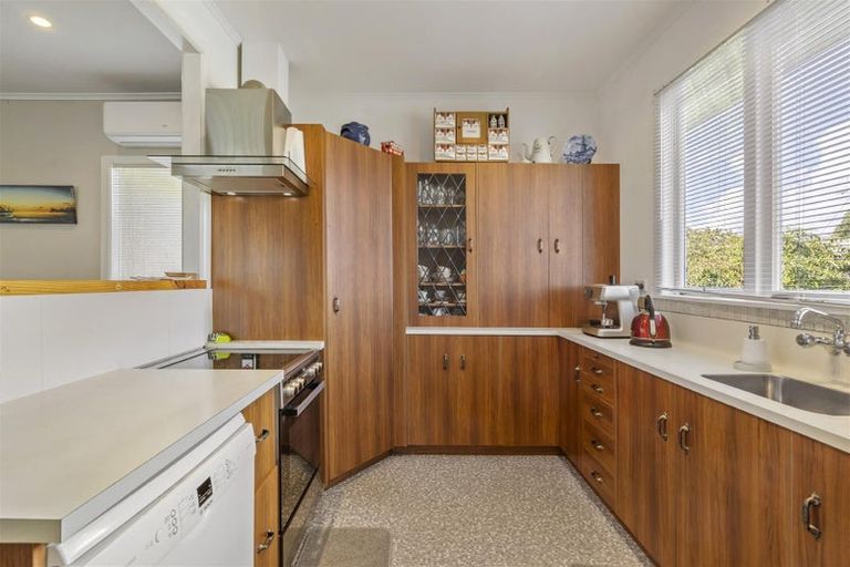 Photo of property in 1 Lavelle Road, Henderson, Auckland, 0612