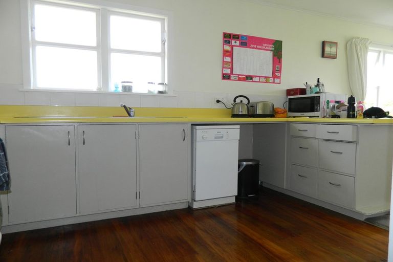 Photo of property in 33 Stewart Drive, Newlands, Wellington, 6037