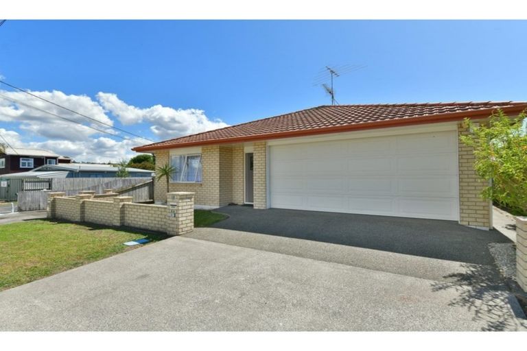 Photo of property in 6a Doment Crescent, Orewa, 0931