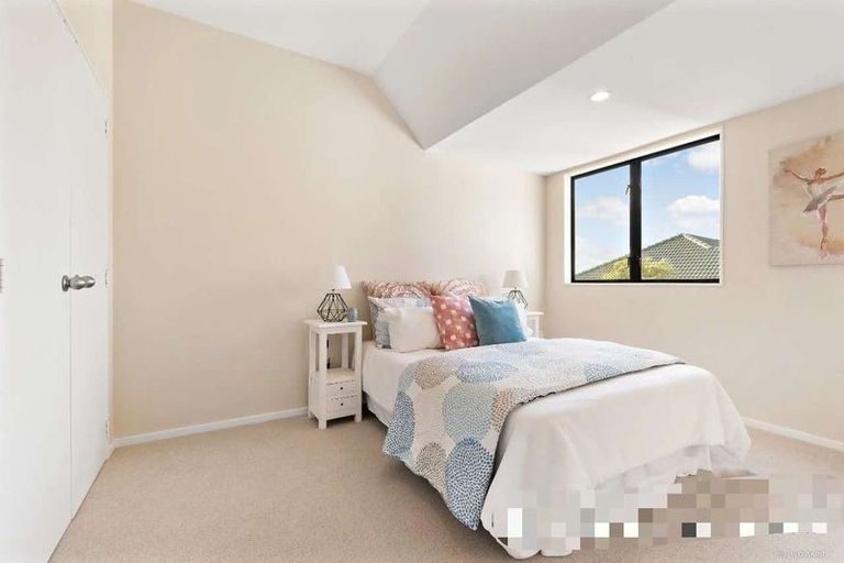 Photo of property in 3/15 Eske Place, Highland Park, Auckland, 2010