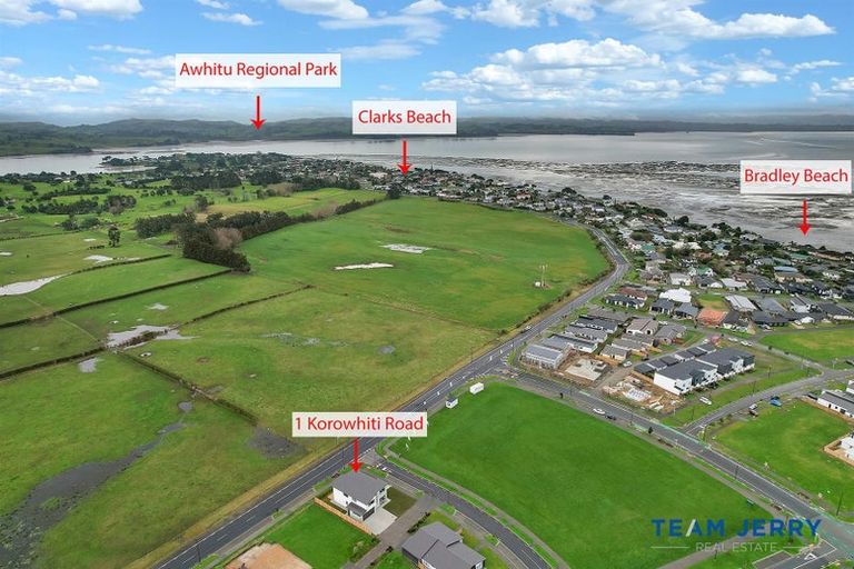 Photo of property in 1 Korowhiti Road, Clarks Beach, 2122