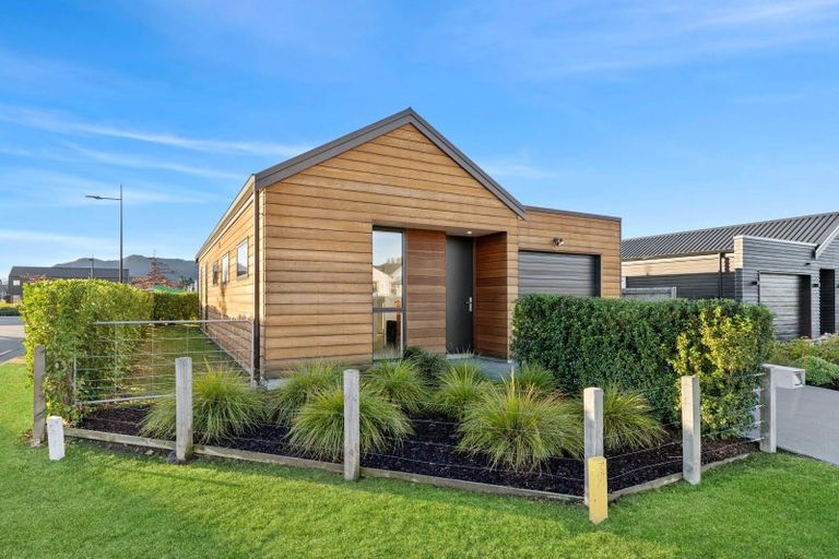 Photo of property in 2 Matakanui Lane, Wanaka, 9305