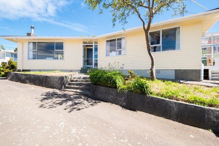 Photo of property in 8 Link Road, Newlands, Wellington, 6037