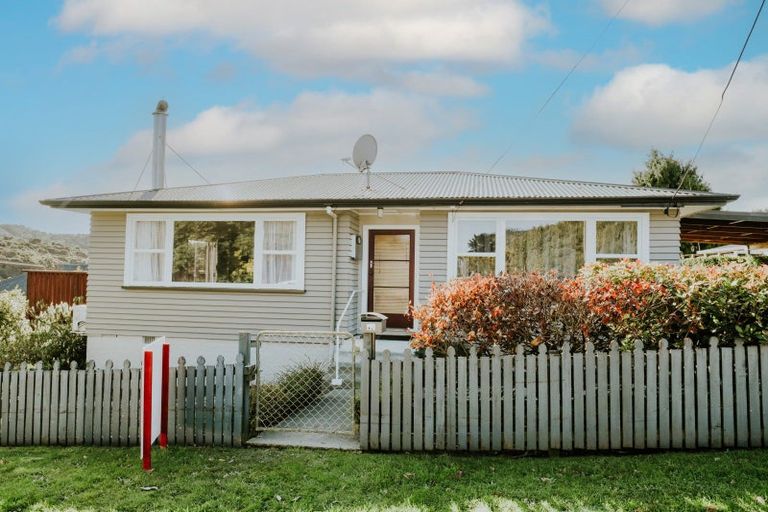 Photo of property in 12 Lincoln Street, Picton, 7220